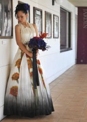 ドレスのプリーツ使いでウェディングをおしゃれに着こなす太陽の花柄型染めドレス