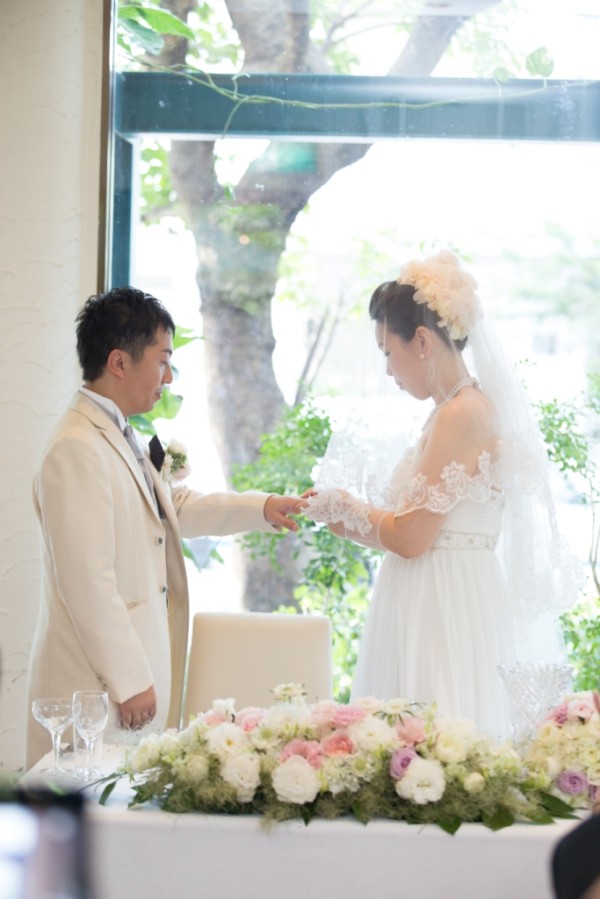 指輪の交換の時。神聖で荘厳な瞬間。