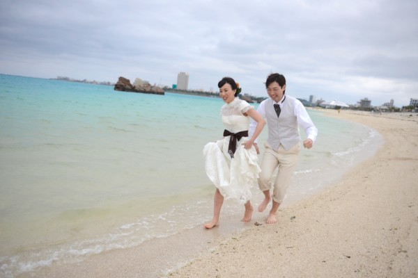 海ではしゃぐ二人をいつかお子様が笑って見てくれたら☆