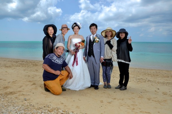 フォトウェディングにてのスタッフとの集合写真！