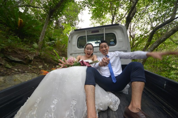 フォトウェディングでは、たちがぁのオーナーさんの車で山道を移動中のお二人。ジェットコースターのような移動に思わずビックリ笑顔の可愛いショット！！