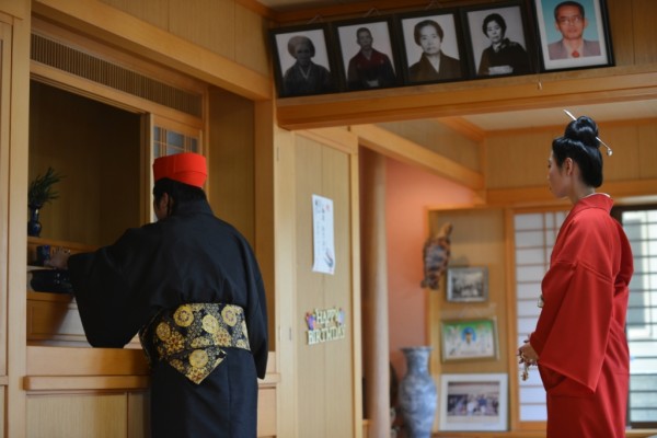 新婦のおじいさん宅にて仏壇に手を合わす琉装姿の新郎新婦☆