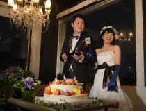 お二人の想いの詰まったウェディングケーキを前に最高の表情の新郎新婦☆