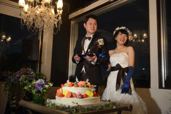 お二人の想いの詰まったウェディングケーキを前に最高の表情の新郎新婦☆