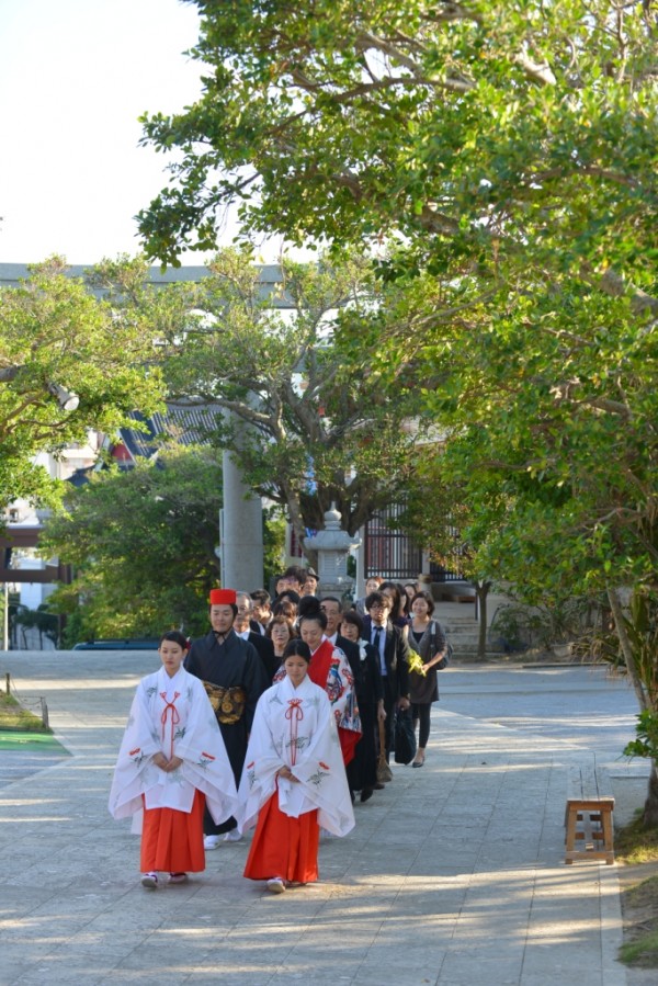 波上宮での挙式の一番の美しさは参道を通っての入場シーン。