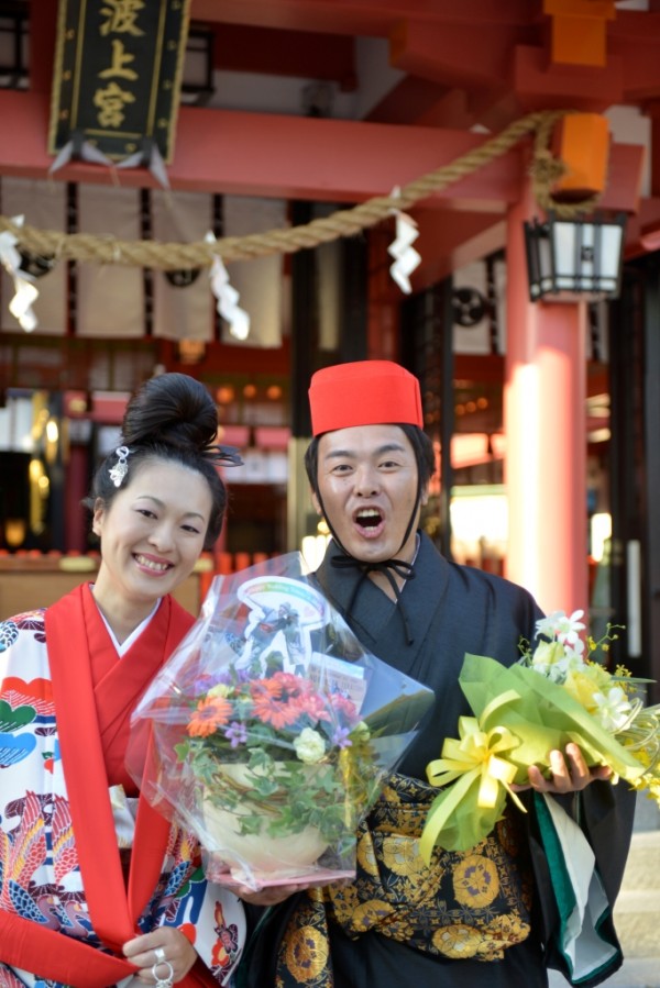 ご友人からの花束を手に幸せいっぱいのお二人！！