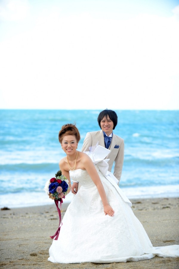 クールな写真は勿論のことお二人の日常を引きだした海での一枚☆