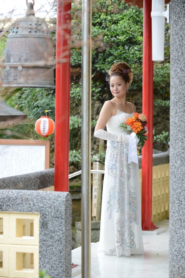 新婦の美しさが引き立つ観音堂での一枚☆