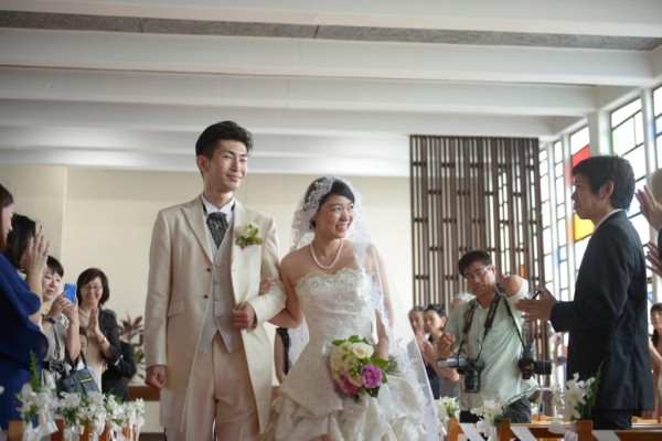 結婚誓約後、ゲストに笑顔で応える新郎新婦☆
