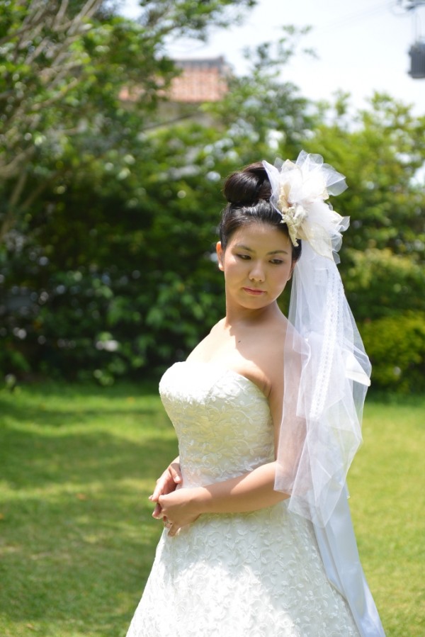 ネックレスもブーケもあえて身につけないのは全て娘を腕に抱くため！！そのシンプルさが美しい。