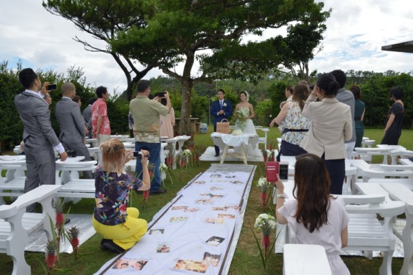 東村の「たちがぁ」で行われた人前挙式は、ロケ地の樹をアーチに見立てて装飾しました！！